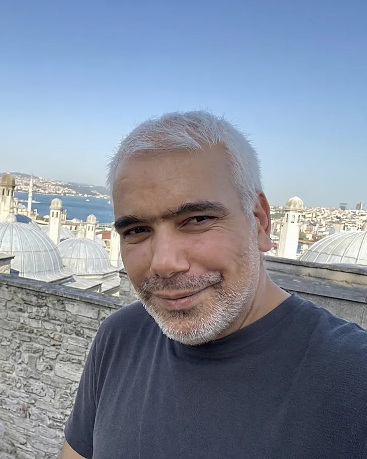 Halil İbrahim Özdemir, İstanbul manzarası önünde
